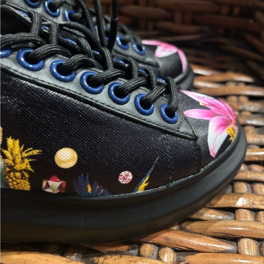 Hollie Watman Babes in Toyland Fashion
Sneakers. Size 6.5 Never worn ! - Picture 9 of 11